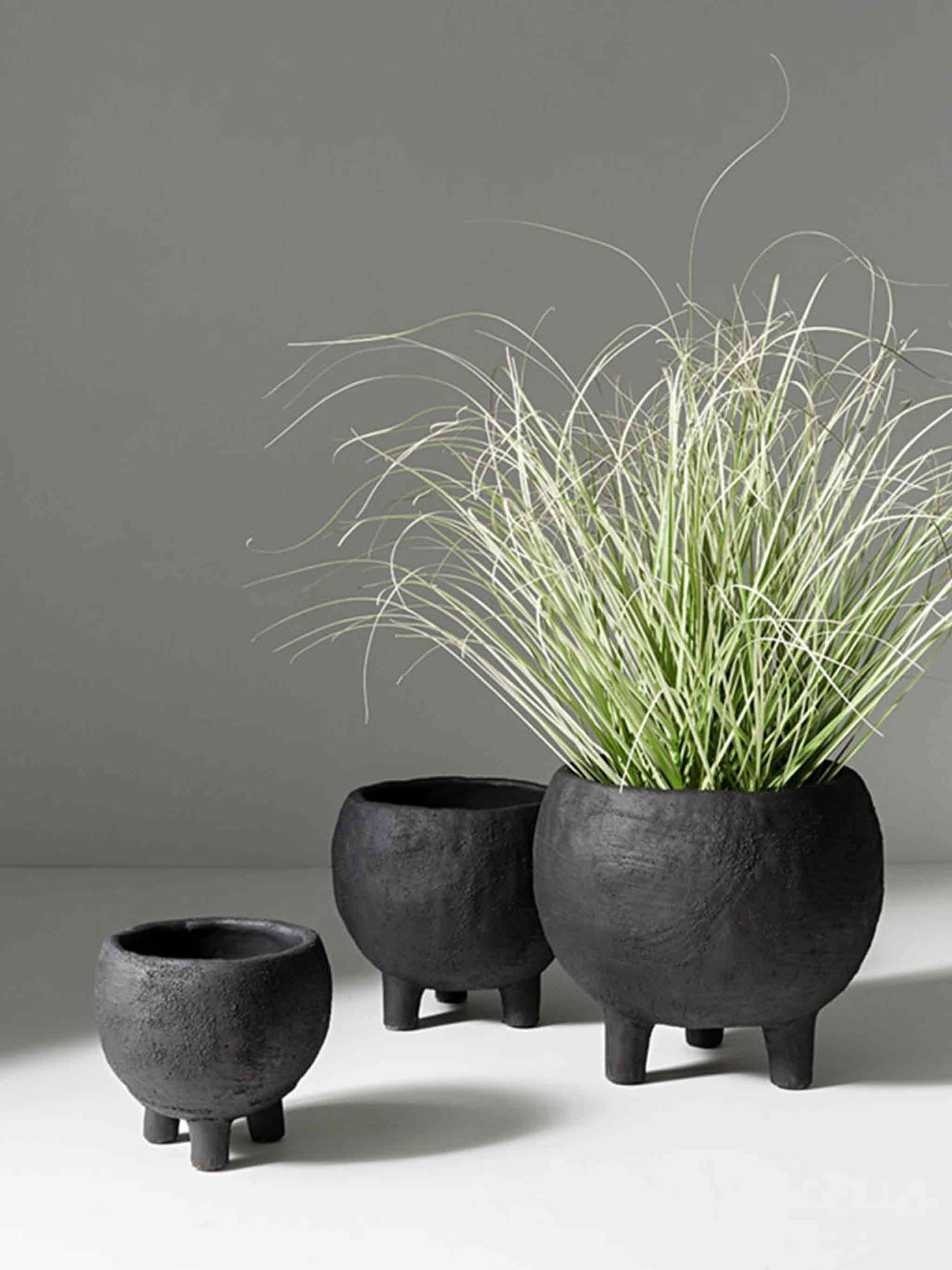 Niro Short Black Dome Pot with Standing Legs – Small