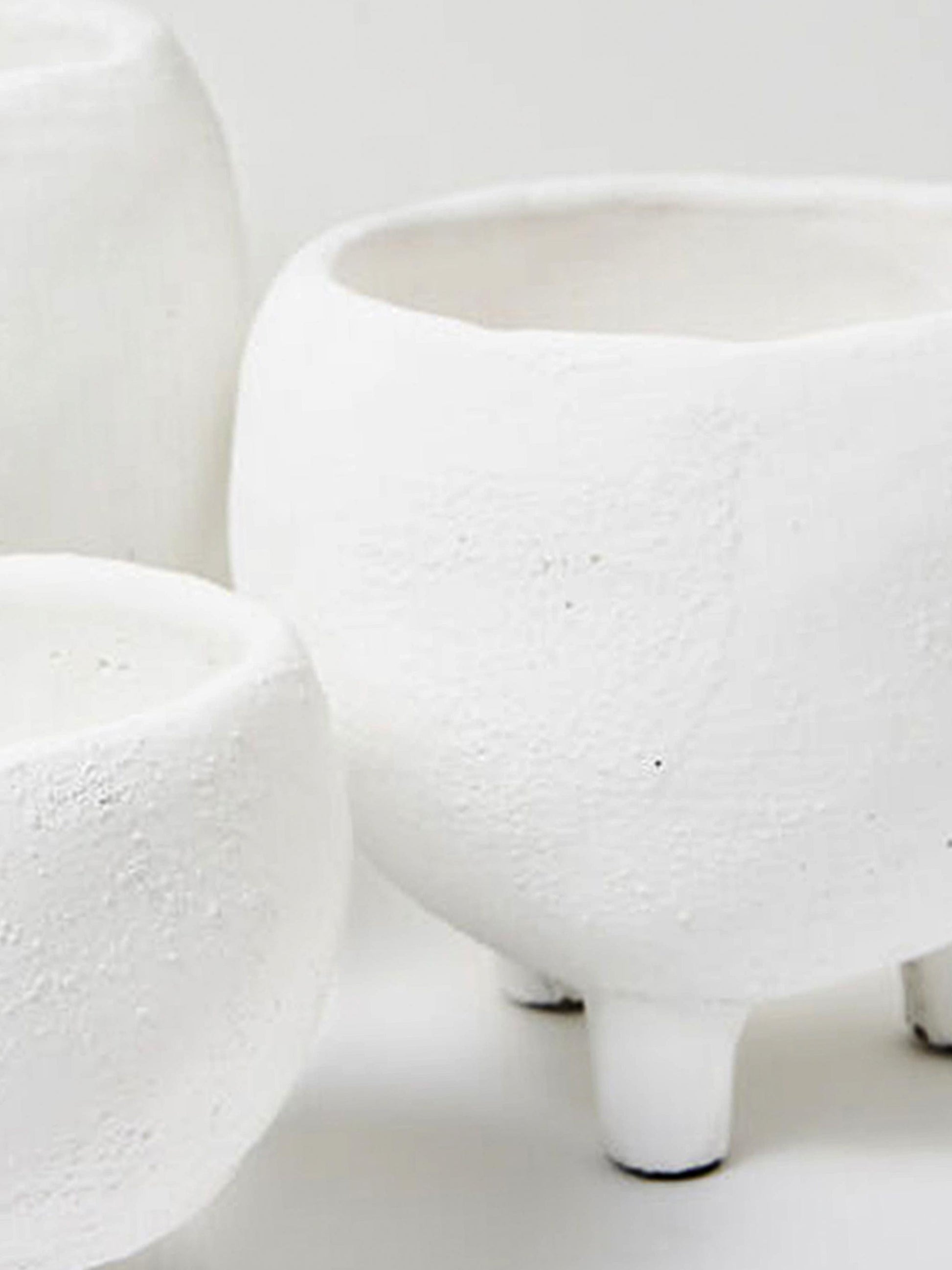 Niro Short White Textured Dome Pot with Standing Legs – Medium